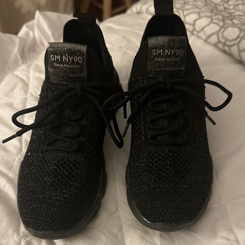 Steve Madden Girls Size 3. Black sparkle Knit Lace-Up Sneakers